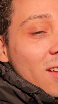 我们和几个朋友在车里购物，我们四人在车里做爱。
