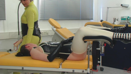 Rubber & Clinic Studio - 1ATOYS: Lesbické analgames v perverzním latexu