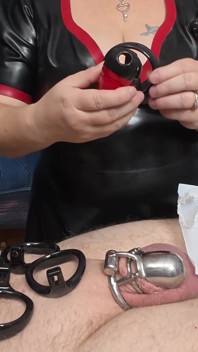 Mistress Izar testuje nową wibrującą klatkę czystości
