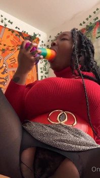 Vollbusige ebenholz fickt einen dildo in ihre zerrissenen leggings, strumpfhose