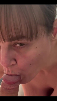 Pozwól, że pomogę ci osuszyć jaja w ustach mmmm