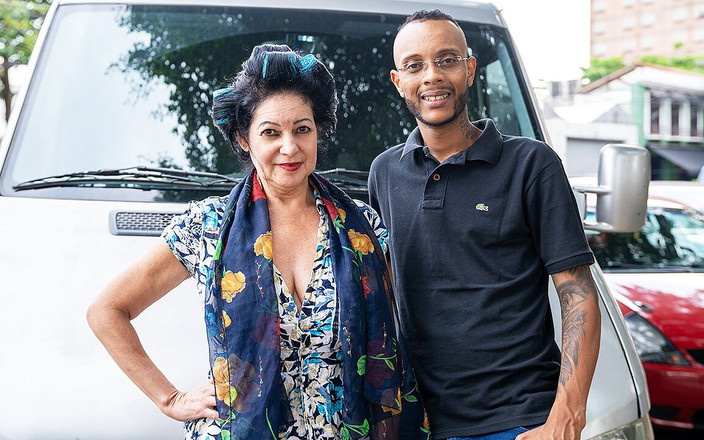 MaturePickup: バスで荒々しいアナルを持つ年配の巨乳美女