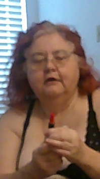 Olgun iri güzel kızıl saçlı hemşire Vicki senin için ruj uygulama videosu yaparken seninle konuşuyor!
