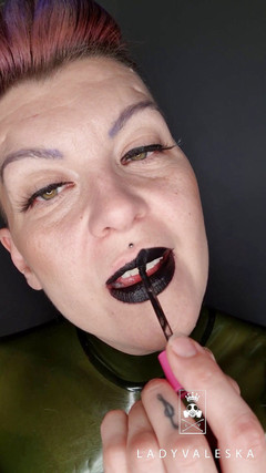 Lady Valeska: Preparando mis labios para mi cita