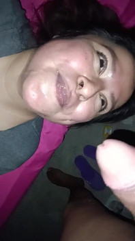 La criada estaba limpiando la casa y la hice chupar mi polla y follar su apretado coño