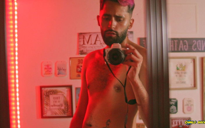 Camilo Brown: Великий необрізаний член латино Каміло Брауна дрочить перед камшотом у ліжку в дзеркалі