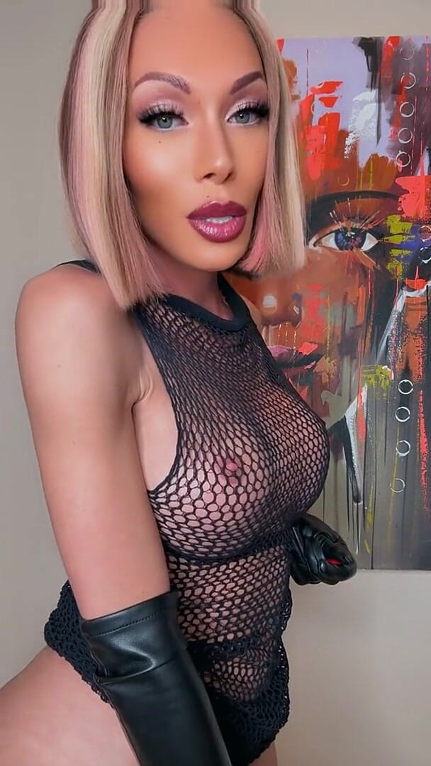 Mia Isabella: La trans mia isabella in calze a rete joi
