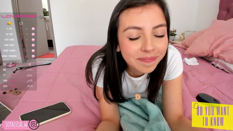 Cute Alice: Roztomilá Alice klečí před vámi, její tvář zbožní tvého ptáka,...