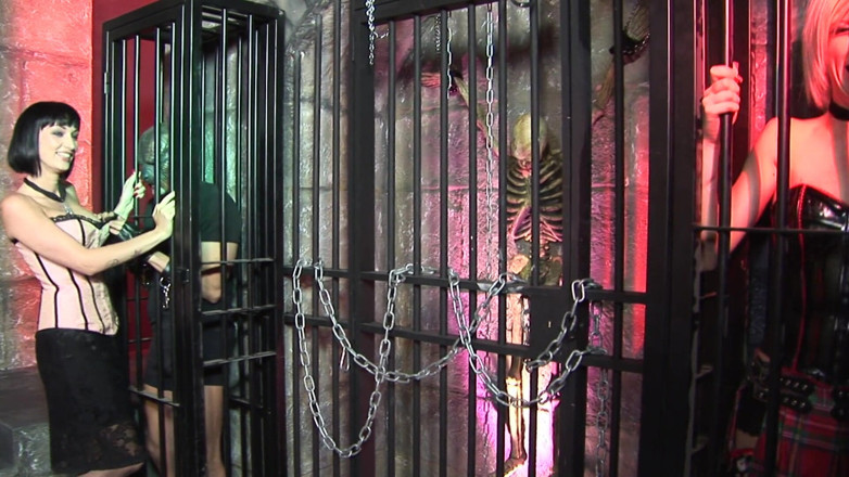 Dark Dungeon Secrets: Збочені повії в шкіряній формі насолоджуються грубою оргією