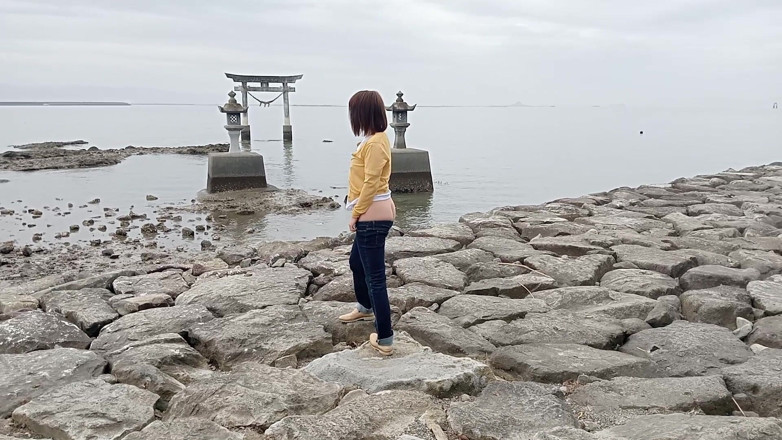 Mayumi Kanzaki: Ultra düşük katlı kotlarla açık havada maruz kalmak
