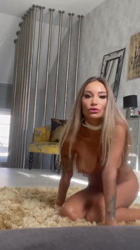 Monika Fox melancap dalam pakaian dalam putih