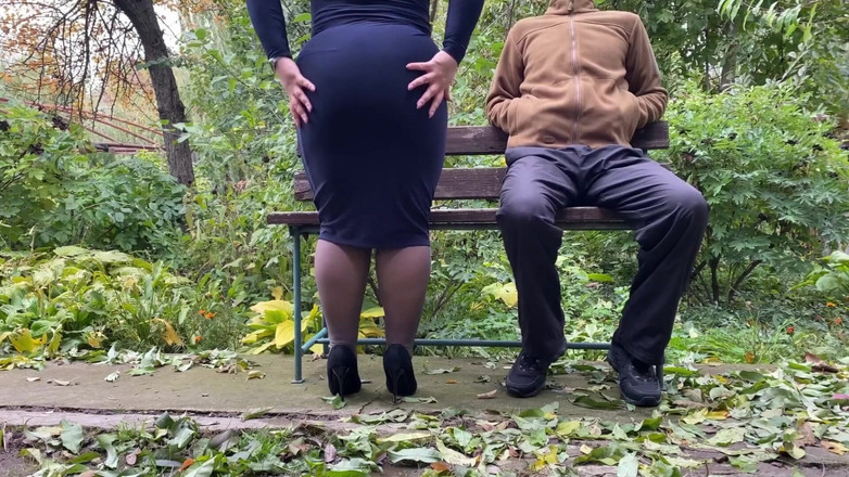 OurFetishLife: Me encanta ver a mi madrastra hacer pis