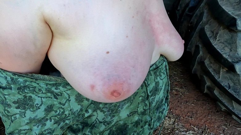 Bouncy Tits Action: Rode tieten in de schuur