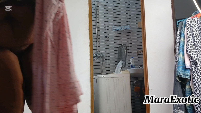 Mara Exotic: Milf nuda con culo grasso ebano bucato giorno - mara exotic