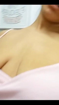 像女孩一样的两根马尾辫，像老师一样戴眼镜