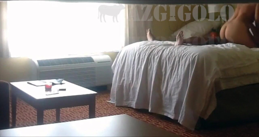 AZGIGOLO: 내 호텔 방을 점심으로 방문하는 금발의 핫와이프