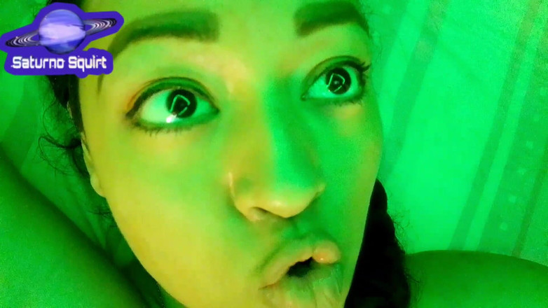 Saturno Squirt: Ibu tiri dengan perisai puting dan lingerie erotis lagi asik...