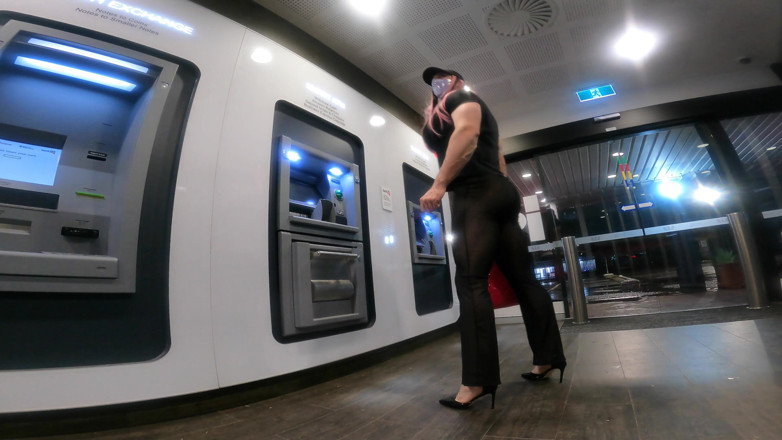 Muscle Sissy Slut Jessica: Odsłonięty i upokorzony tranny mięśni spuści się w miejscach publicznych