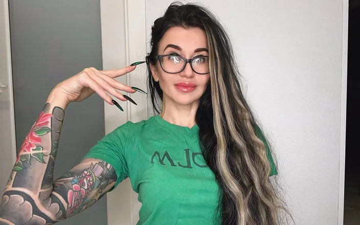Julia domaina: Prstění a sání prstů se zelenými dlouhými nehty, dlouhými vlasy,...
