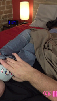 La branlette sournoise de Laura sous la couverture - (filles de rêve en chaussettes)