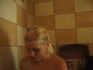 Flash Model Amateurs: Blondýnka s velkými kozami se sprchuje