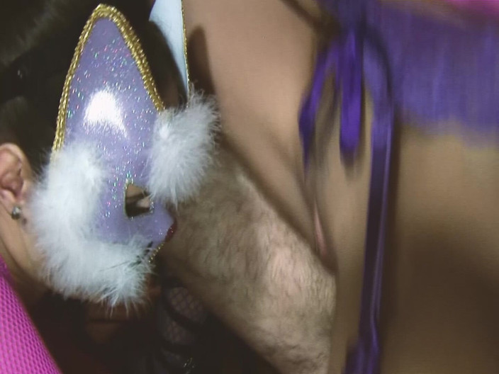 The Window of Sex: Збуджені кішки, сцена-3 збуджених кошеня в нижній білизні трахаються разом в провулку