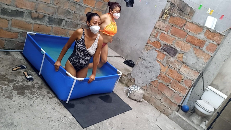 NEGRITA SEXY: 我的邻居在游泳池里，穿着非常诱人和性感的比基尼。她热辣