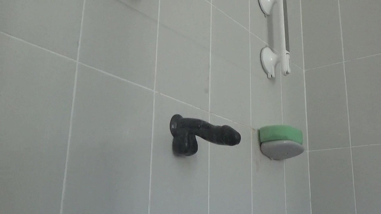 bigears: Rider en stor svart kuk dildo 1