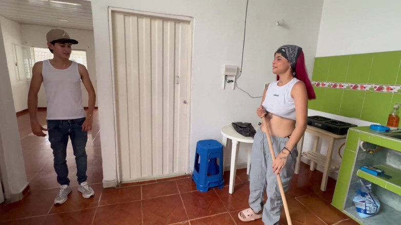 RASHEELHILLS: Hermanastra puedes ayudarme a limpiar mi habitación! y luego vamos...