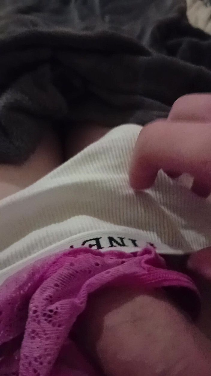 Cuminpanties22: Super gruba sperma strzał w moich przyjaciół śliczne różowe majtki