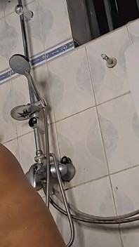 Elle Utilise Un Gros Concombre Pour Squirter Dans Les Toilettes