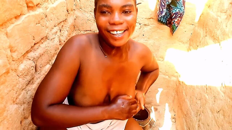 Judithxxx: Trong phòng tắm làng của tôi