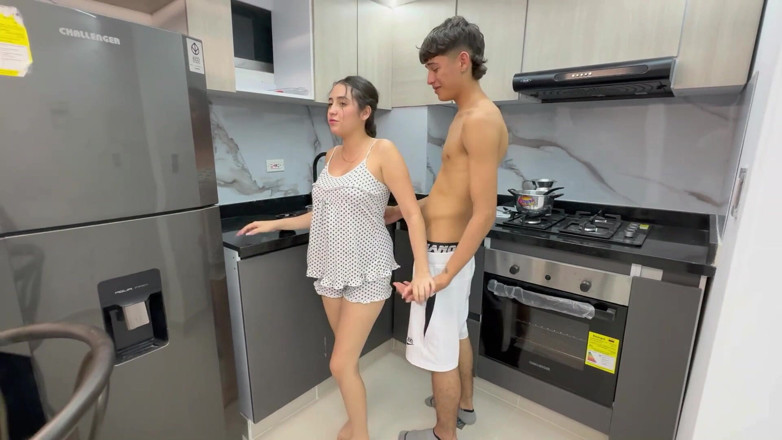 ManuelaAlvarez: main apni sauteli bahan ko kichan men achchhi chudaee deta...