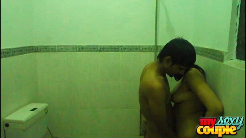 Desi Couple Sunny & Sonia: Desi Couple Making Love While Taking Early Morning Shower