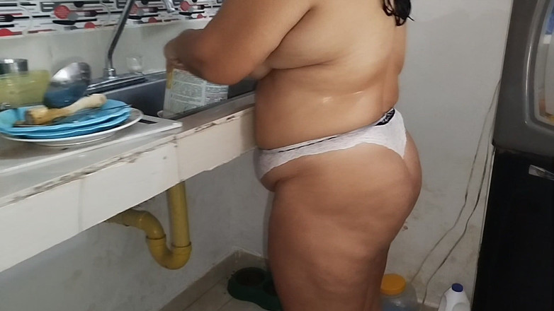 Adribella69: Pulchna Latynoska lubi być ekshibicjonistką, więc sąsiadka może zobaczyć jej...