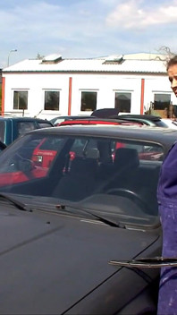 Mamada en el Jankyard y follando en el capó del coche