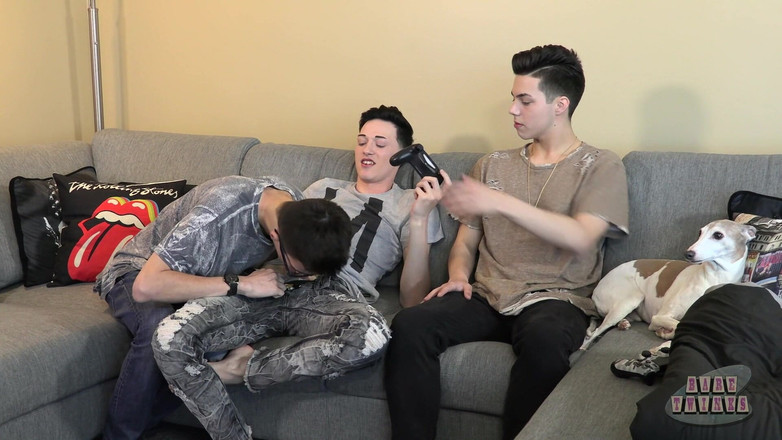 Bare Twinks: Ba con cu twink thô để chia sẻ