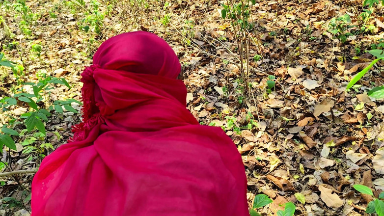 Ankush raj: Ritika était partie se promener dans la forêt pour battre le...