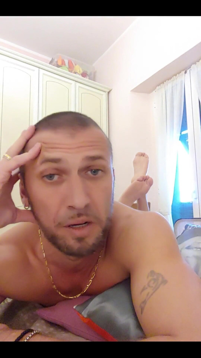 Boy jerking off: Fucl karanténa!