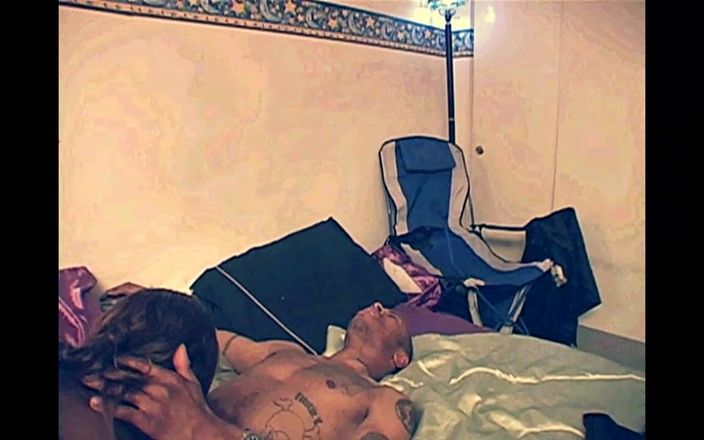 Vintage megastore: Une belle black se fait prendre en levrette après un 69...