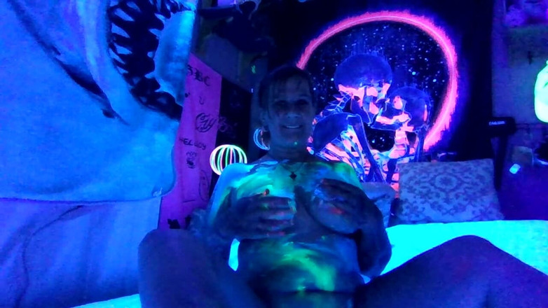 Miss Cupcake: Hraji si sama se sebou a nějakou barvou na tělo...