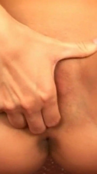 La seduttrice bionda si gode una masturbazione intensa con le palle dell'amore