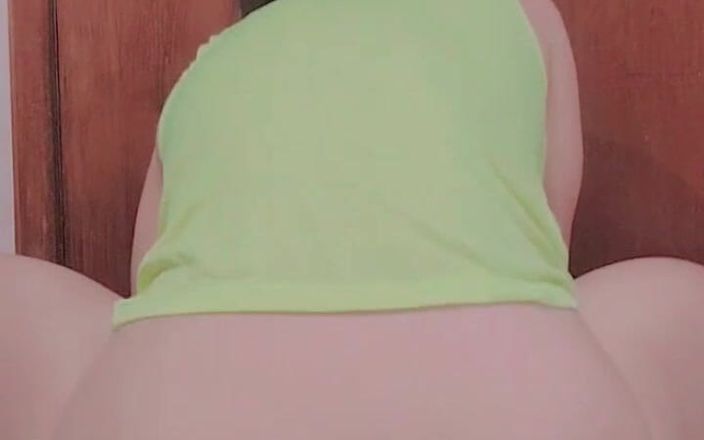 Hana Lily: 淫荡青少年在假阳具上抖动