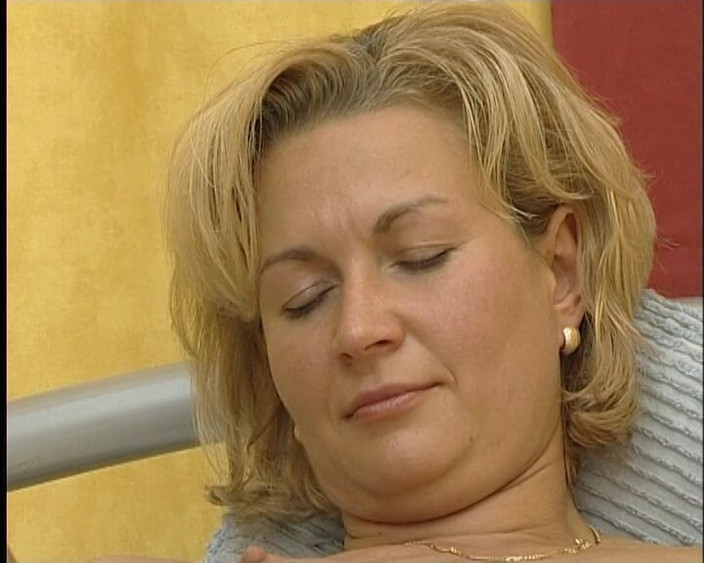 YOUR FIRST PORN: Reife Mutti jenny Weisst Wie Man wichst - परिपक्व मम्मी jenny जानती है कि लंड हिलाना कैसे है