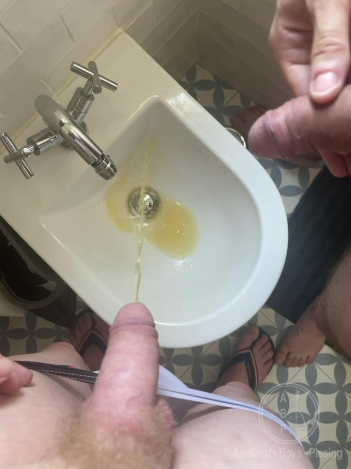 AmateurBoysPissing: Derleme (2 sahne): amatör oğlanlar birlikte işiyor
