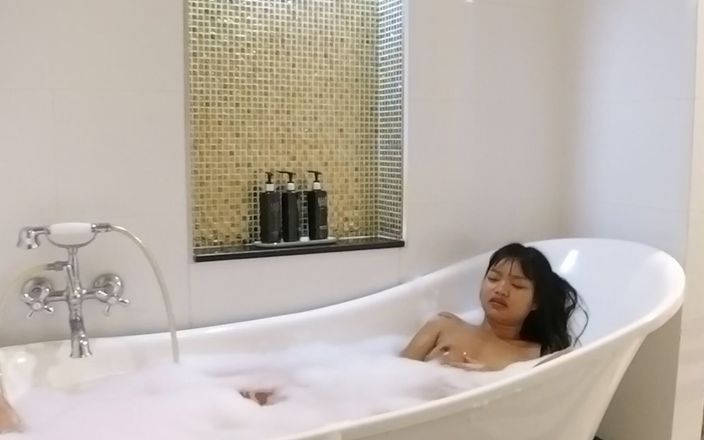 Abby Thai: Napalona kąpiel w luksusowym pokoju