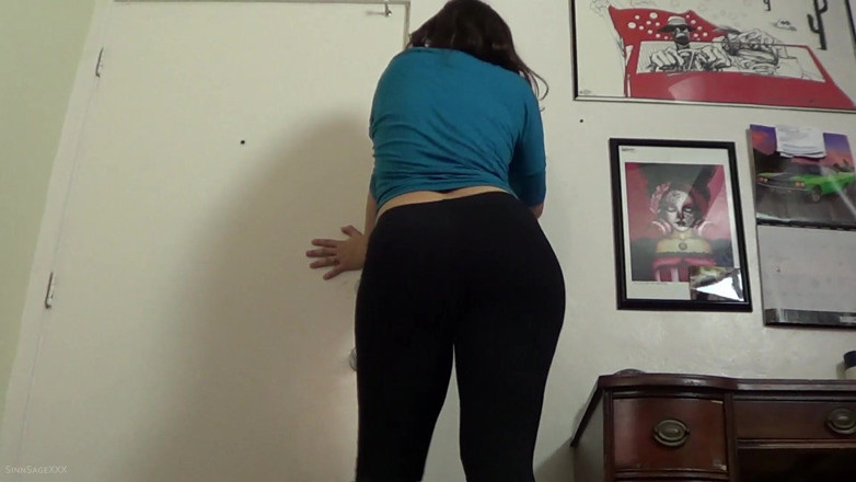 Sinn Sage: Legging hitam twerk pantat menampilkan Sinn Sage