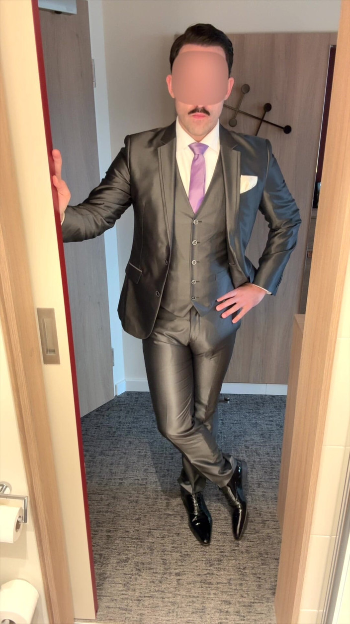 Master Shiny Shoes: Блестящий костюм, блестящие туфли, блестящий член