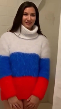 Mi compañera de cuarto lesbiana de 55 años recibió un video sorpresa de mí rebotando mis grandes tetas en muchos suéteres y luego follándome duro por ella