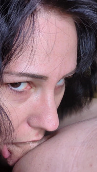 La ragazza gotica ordinata fa un pompino deepthroat nella camera d'albergo
